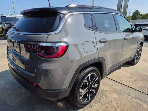 Used 2023 Jeep Compass Limited AWD/4WD image 3