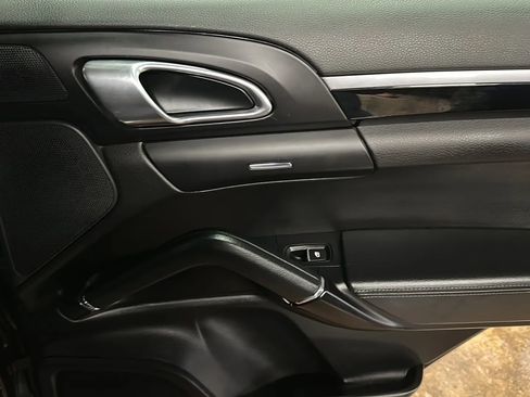 Used 2018 Porsche Cayenne Platinum Edition image 16