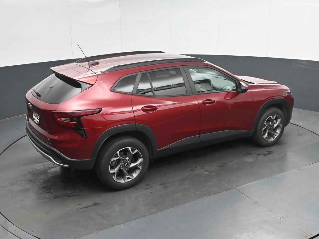 Used 2025 Chevrolet Trax LT FWD image 30