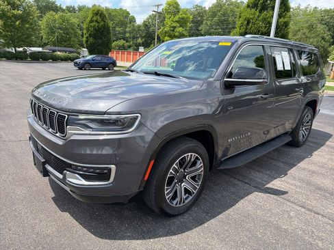 Used 2024 Jeep Wagoneer L Series II w/ Flexible Seating Group AWD/4WD image 9