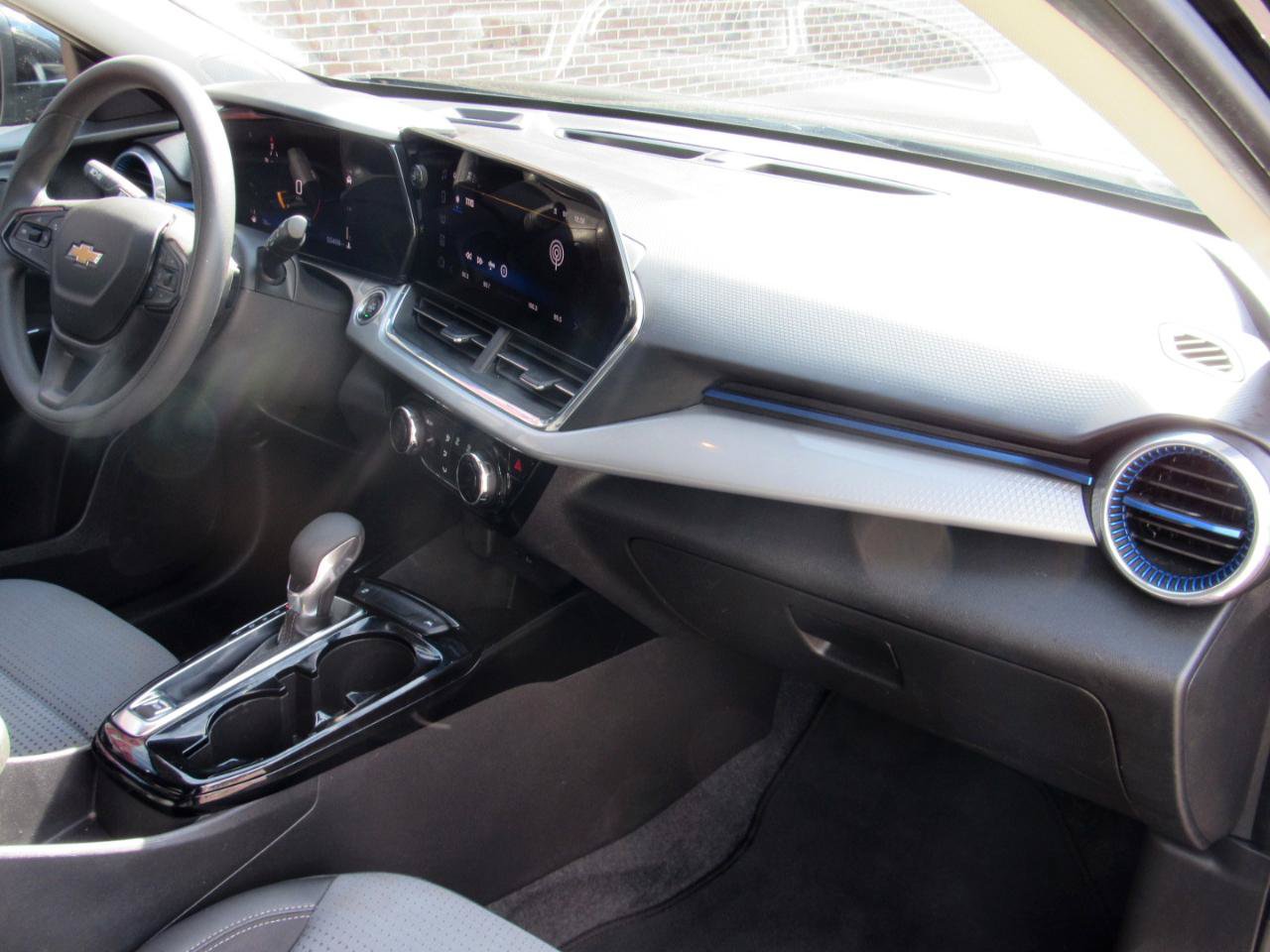 Used 2025 Chevrolet Trax LT FWD image 30