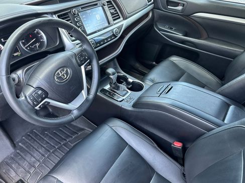 Certified 2018 Toyota Highlander XLE w/ Carpet Mat Package (TMS) image 9