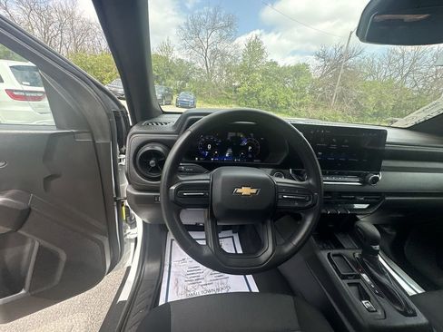 Used 2024 Chevrolet Colorado W/T image 11