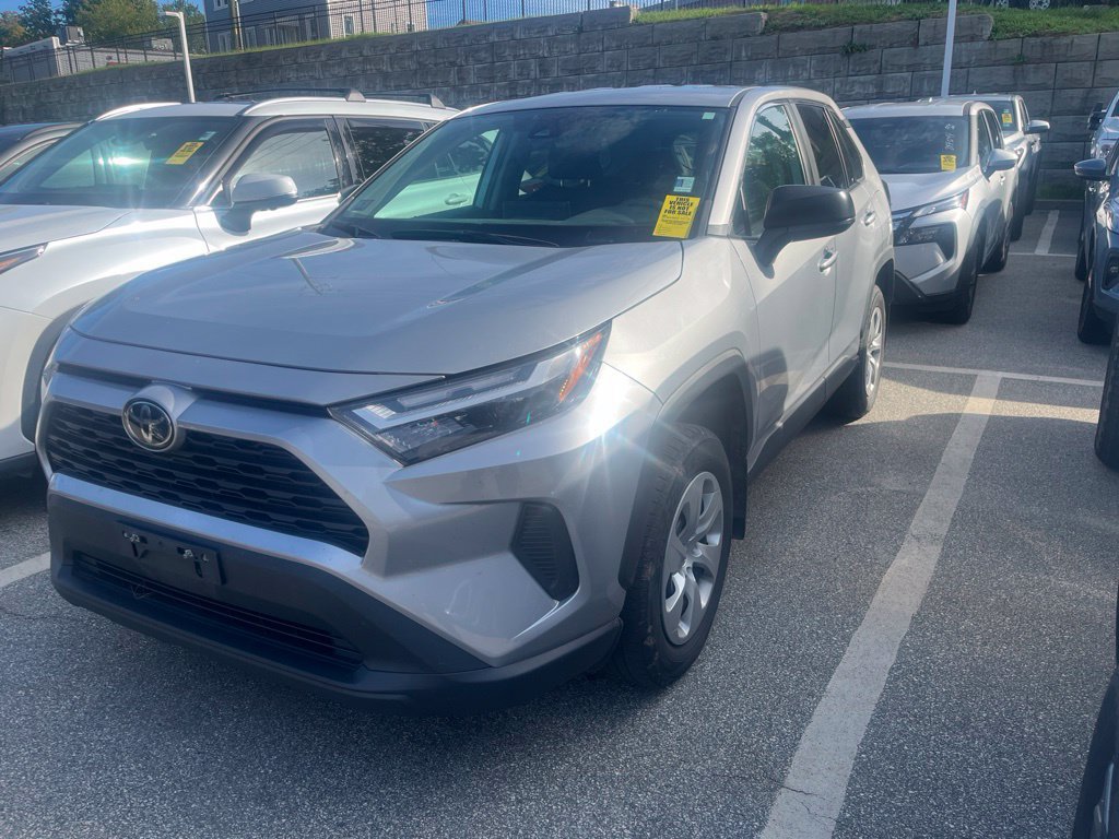 Used 2023 Toyota RAV4 LE AWD/4WD image 3