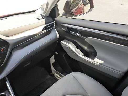 Used 2023 Toyota Highlander Limited FWD image 17