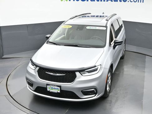 Used 2024 Chrysler Pacifica Limited image 29