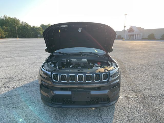 Used 2023 Jeep Compass Latitude w/ Sun and Sound Group AWD/4WD image 18