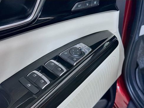 Used 2023 Kia Carnival SX FWD image 7