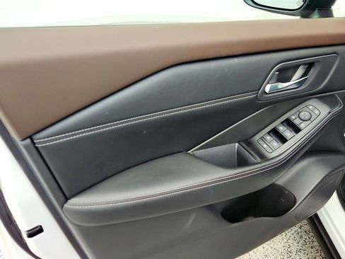 Used 2022 Nissan Rogue SV w/ SV Premium Package image 11