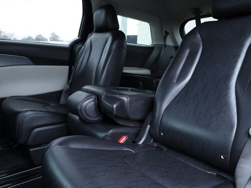 Used 2024 Kia Carnival LX image 23