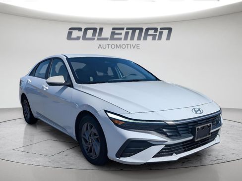 Used 2024 Hyundai Elantra SEL FWD image 3