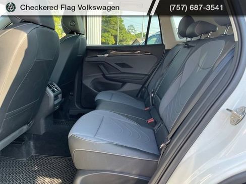 Used 2025 Volkswagen Tiguan SE AWD/4WD image 29