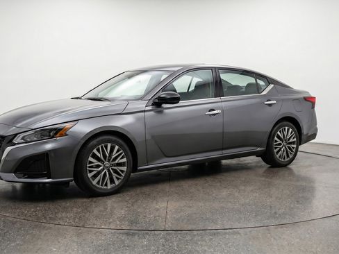 Used 2025 Nissan Altima 2.5 SV FWD image 3