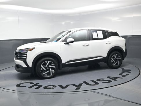 Used 2025 Nissan Kicks SV w/ Charging Package image 12