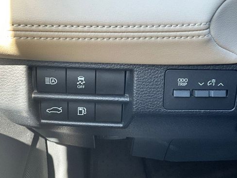 Used 2020 Toyota Avalon XLE w/ Moonroof Package image 15