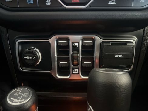 Used 2025 Jeep Wrangler Unlimited Sahara AWD/4WD image 57