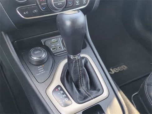 Used 2015 Jeep Cherokee Limited image 32