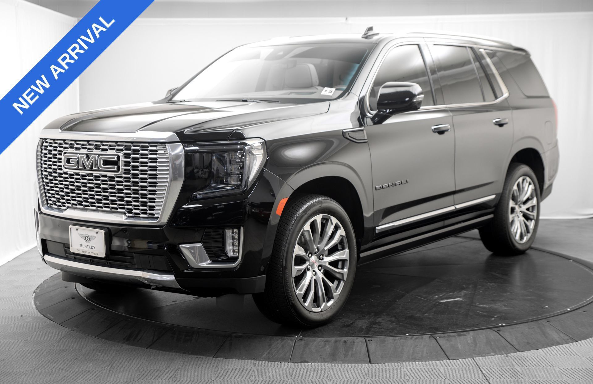 Used 2023 GMC Yukon Denali w/ Advanced Technology Package AWD/4WD image 3