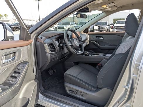 Used 2023 Nissan Rogue SV image 32