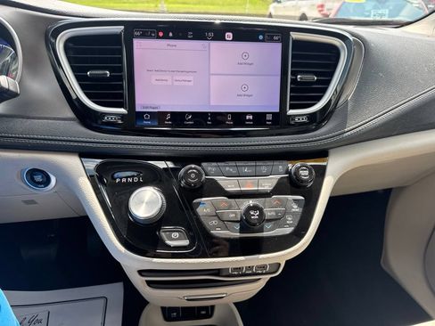 Used 2021 Chrysler Pacifica Touring-L w/ Premium & Safety Sphere Group AWD/4WD image 3
