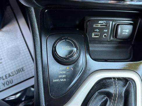 Used 2015 Jeep Cherokee Limited w/ Trailer Tow Group AWD/4WD image 25