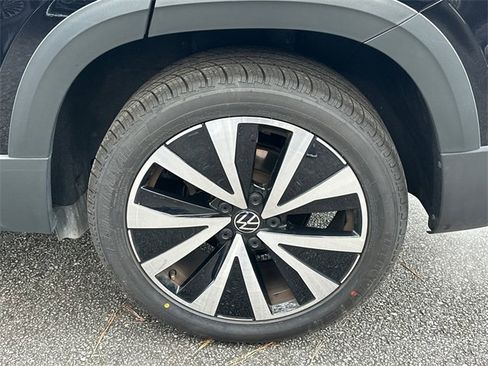 Used 2024 Volkswagen Taos SE image 18