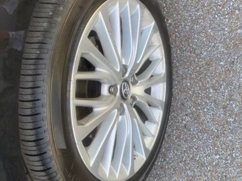Used 2019 Toyota Camry XLE w/ Navigation Package FWD image 8