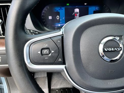 Used 2022 Volvo XC60 B5 Momentum w/ Advanced Package FWD image 24