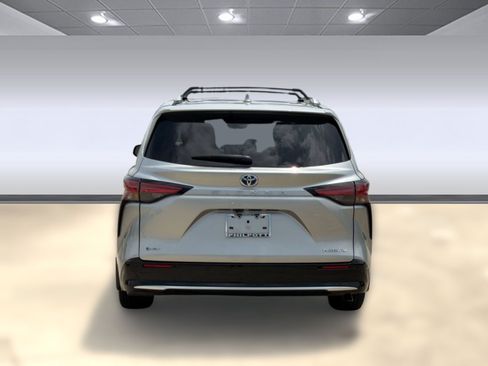 Used 2025 Toyota Sienna Platinum FWD image 10