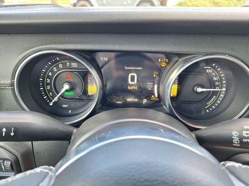 Used 2023 Jeep Wrangler Unlimited Sahara AWD/4WD image 15