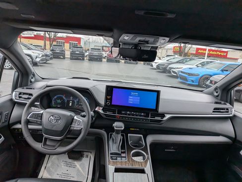 Certified 2025 Toyota Sienna Platinum image 15