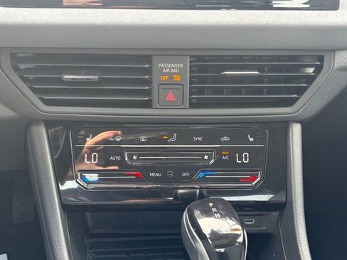 Used 2025 Volkswagen Jetta SE FWD image 28