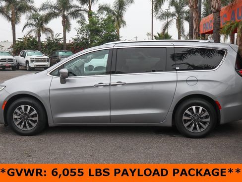 Used 2021 Chrysler Pacifica Touring-L image 5