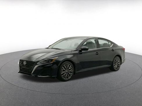 Used 2025 Nissan Altima 2.5 SV FWD image 3