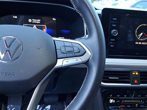 Certified 2025 Volkswagen Taos SE w/ Panoramic Sunroof Package image 12