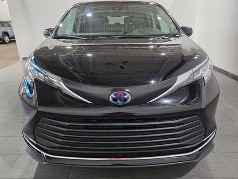 Used 2023 Toyota Sienna XLE FWD image 8