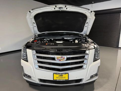 Used 2019 Cadillac Escalade Luxury AWD/4WD image 7