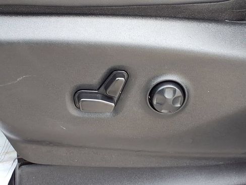 Used 2024 Chrysler Pacifica Touring-L FWD image 12