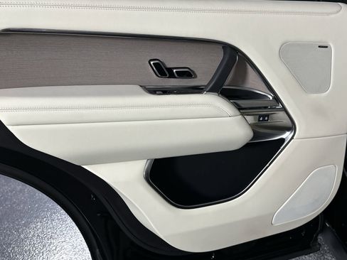 Used 2024 Land Rover Range Rover Long Wheelbase SE image 34