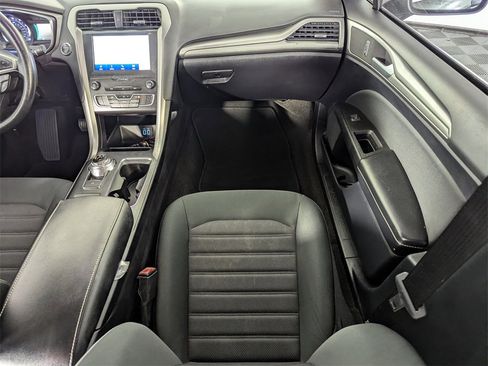 Used 2020 Ford Fusion SE image 16