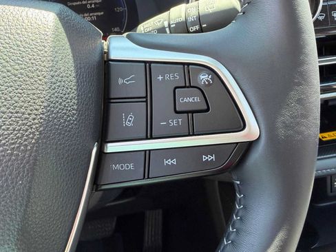 Used 2025 Toyota Highlander Platinum AWD/4WD image 18