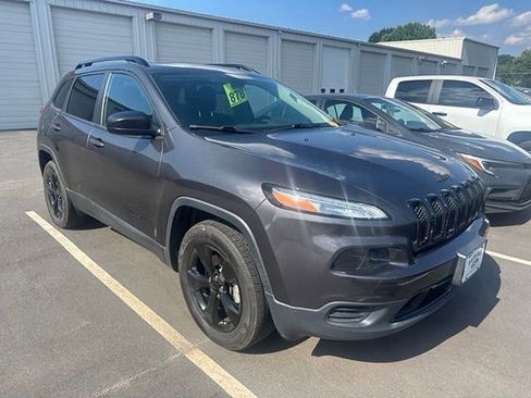 Used 2017 Jeep Cherokee Sport w/ Cold Weather Group AWD/4WD image 3