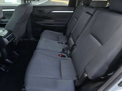 Certified 2018 Toyota Highlander LE w/ Carpet Mat Package (TMS) FWD image 11