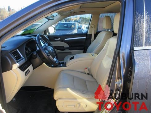 Used 2014 Toyota Highlander XLE image 14
