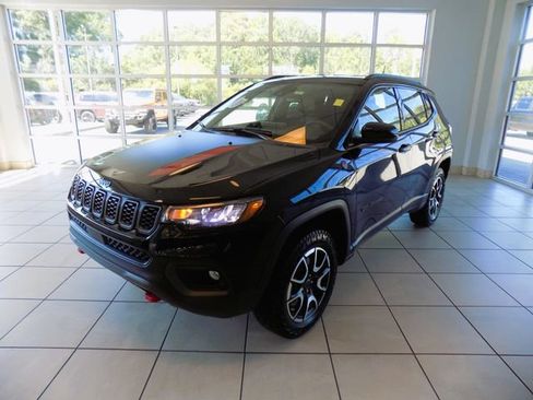 Certified 2025 Jeep Compass Trailhawk AWD/4WD image 3