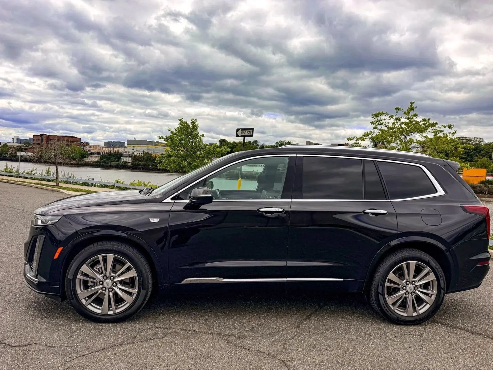 Used 2023 Cadillac XT6 Premium Luxury FWD image 4