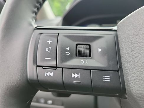 Used 2025 Nissan Rogue Platinum FWD image 24