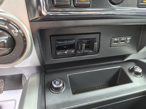 Used 2019 Nissan Titan PRO-4X w/ Pro-4x Convenience Package AWD/4WD image 15
