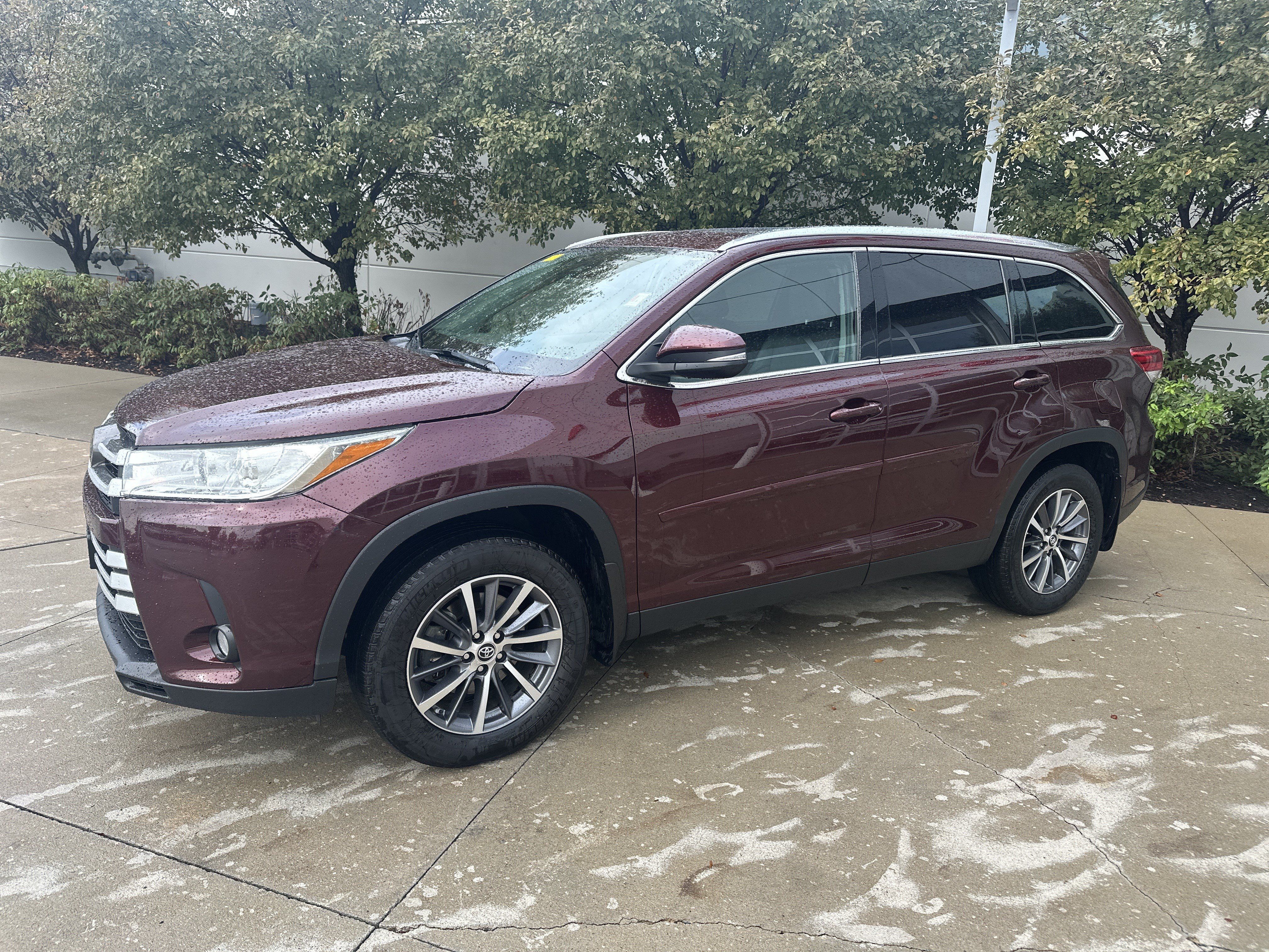 Used 2019 Toyota Highlander XLE AWD/4WD image 3