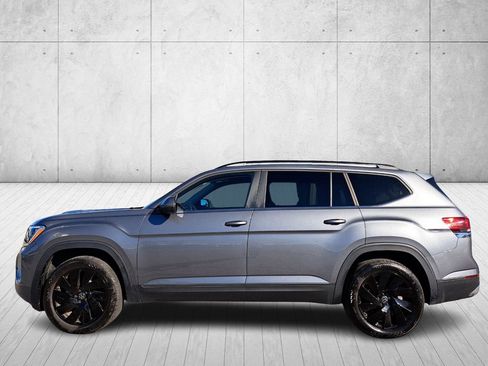 Used 2024 Volkswagen Atlas SE w/ Black Wheel Package image 8